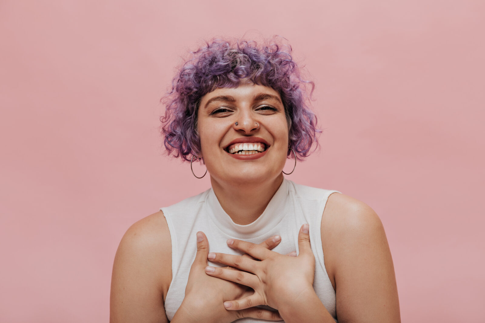 femme aux cheveux violet ondulés souriant