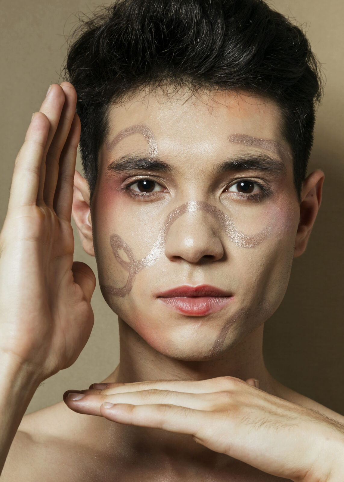 homme visage féminin